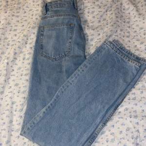 Högmidjade jeans från weekday stl 24/32 (Xs)  Använda fåtal gånger, fint skick💗