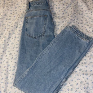 Högmidjade jeans från weekday  - Högmidjade jeans från weekday stl 24/32 (Xs)  Använda fåtal gånger, fint skick💗