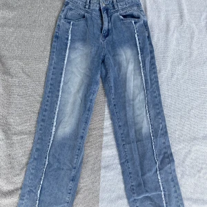 Jeans  - Ett par as coola Jeans som jag aldrig har använt pga de va försmå i midjan. 