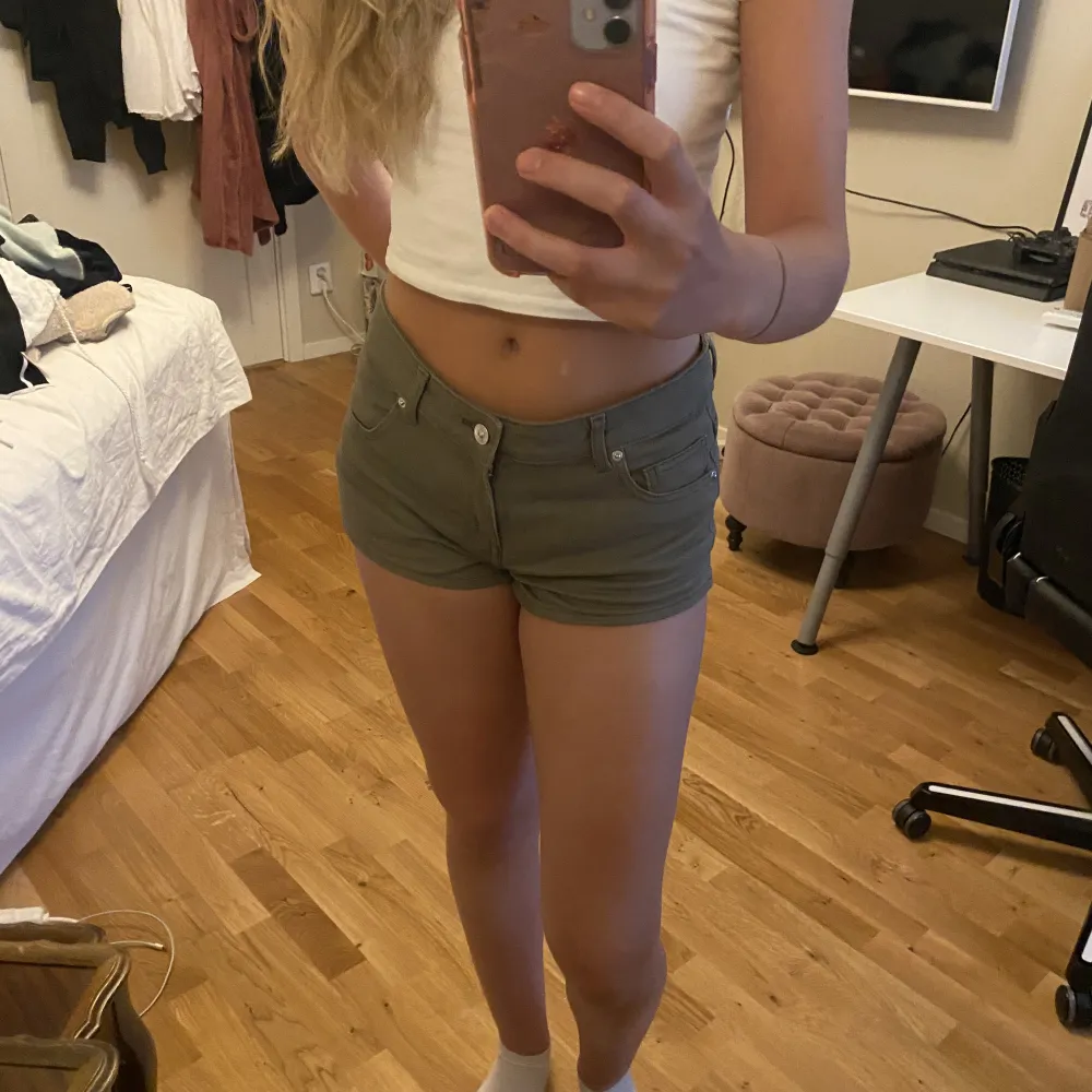 Säljer dessa supersnygga lågmidjade jeansshorts💕 De är helt oanvända och har lappen kvar. Jag säljer även ett par svarta shorts i samma modell i ett annat inlägg😊 pris kan diskuteras💕. Shorts.