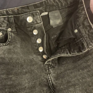 Mörkgrå HM jeans  - Säljer ett par lite baggy jeans från hm då de verkligen inte passar mig längre. De sitter lite mid waist på mig. Knappt använda, nyskick. 
