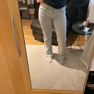 Zara jeans  - Snygga raka jeans med slits från zara