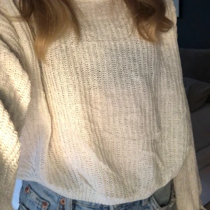 En magtröja som är jätte fin😽  - Den är stickad och är vit!!😽