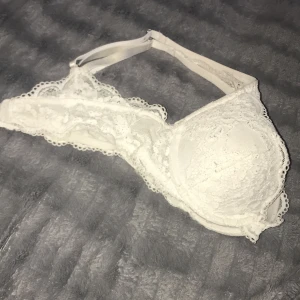 Bh - En fin vit bh med spets sl 70A och det är lite push up i💎🤍