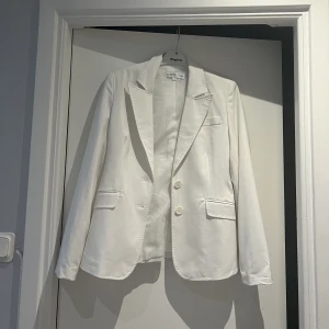 Vit kavaj  - Vit kavaj i storlek 40, mer som 36/38🤍