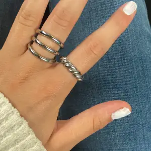Super fin ring i storlek 16,5 i rostfritt stål. Köpte för 300 säljer för 200. OBS den till höger! Den är super fint skick. Skriv vid frågor eller pris förslag! 💓