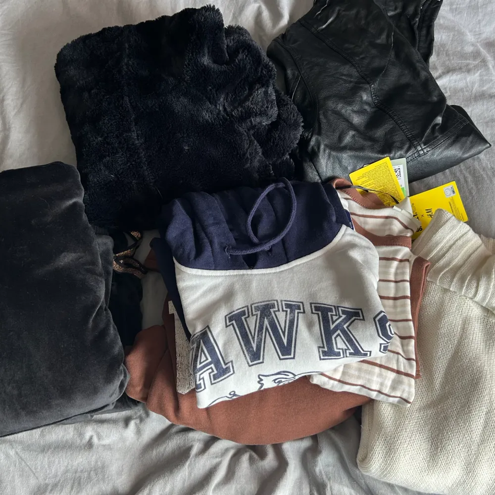 Klädpaket med nya plagg i stl M Byxa och tröja i velour  Crop hoodie blå/vit Crop hoodie brun/vit T-shirt Smile  Stickad kort tröja   På köpet om så önskas: Fluffig kofta/jacka Jacka i fakeskinn (flagnar i kragen)   Katt finns i hemmet. Tröjor & Koftor.