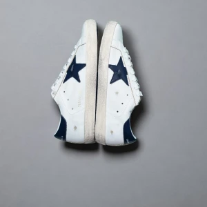 Golden goose skor - Nypris: 6800 kr  I  Mitt pris: 2599 kr Inga tydliga defekter. Denna modellen har en "distressed" design, som man kan se vid tårna.  