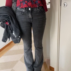 Lågmidjade grå jeans - Säljer detta par jeans! Nästan helt oanvända men sömnen längst ner är uppsprättad då dom var för korta på mig men det är inget som syns.Skriv för fler bilder!💕