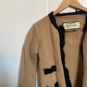 Kofta - Säljer en jättefin kofta från Malene Birger som jag köpte för ett tag sedan, den är sparsamt använd och inga defekter. Den är i strl L men passar nog till M också. Pris kan diskuteras 💕