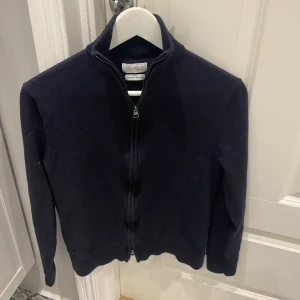 These glory days zip cardigan  - Tja, säljer nu min as feta zip cardigan från these glory days. Tröjan är köpt på volt för 1099. Det står m i tröjan men jag upplever tröjan i S. Skicket är väldigt bra och tröjan har inga skador. Tröjan tvättas självklart innan det skickas iväg.