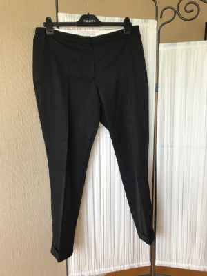 Svarta kostymbyxor  - Toppenskick. 96 cm långa. Hämtas i Huddinge. 