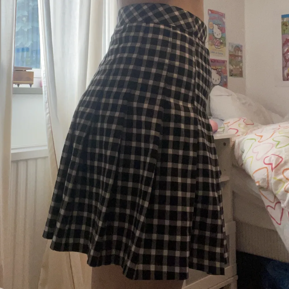 Söt svartvit rutig kjol! Använt ett par gånger men är i bra skick 💖 säljer denna för att jag ej använder den längre 💐. Kjolar.