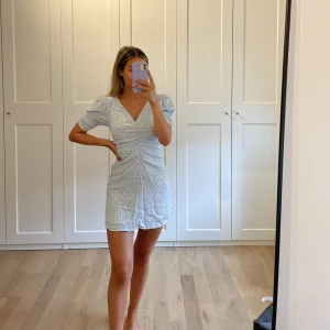 Blå klänning från Zara - En blå sommardröm från Zara, med vita små prickar. Dragkedja baktill och samma skurning i rygg som vid byst. Använd 1 gång och är utan anmärkningar. 🩵 Storlek S  Jag är 167 cm lång för referens