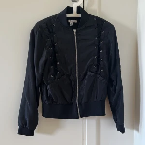 Bomberjacka - Svart bomber jacka från Nakd med lace up detaljer 