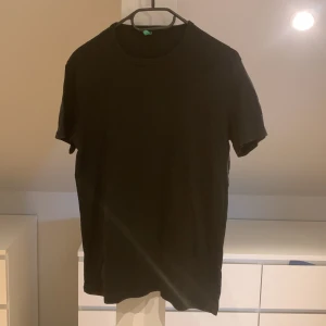 Kortärmad tröja  - En kortärmad tröja men en svag loga från benetton