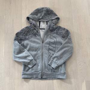Sktisnygg grå hoodie i toppskick i storlek s-m 