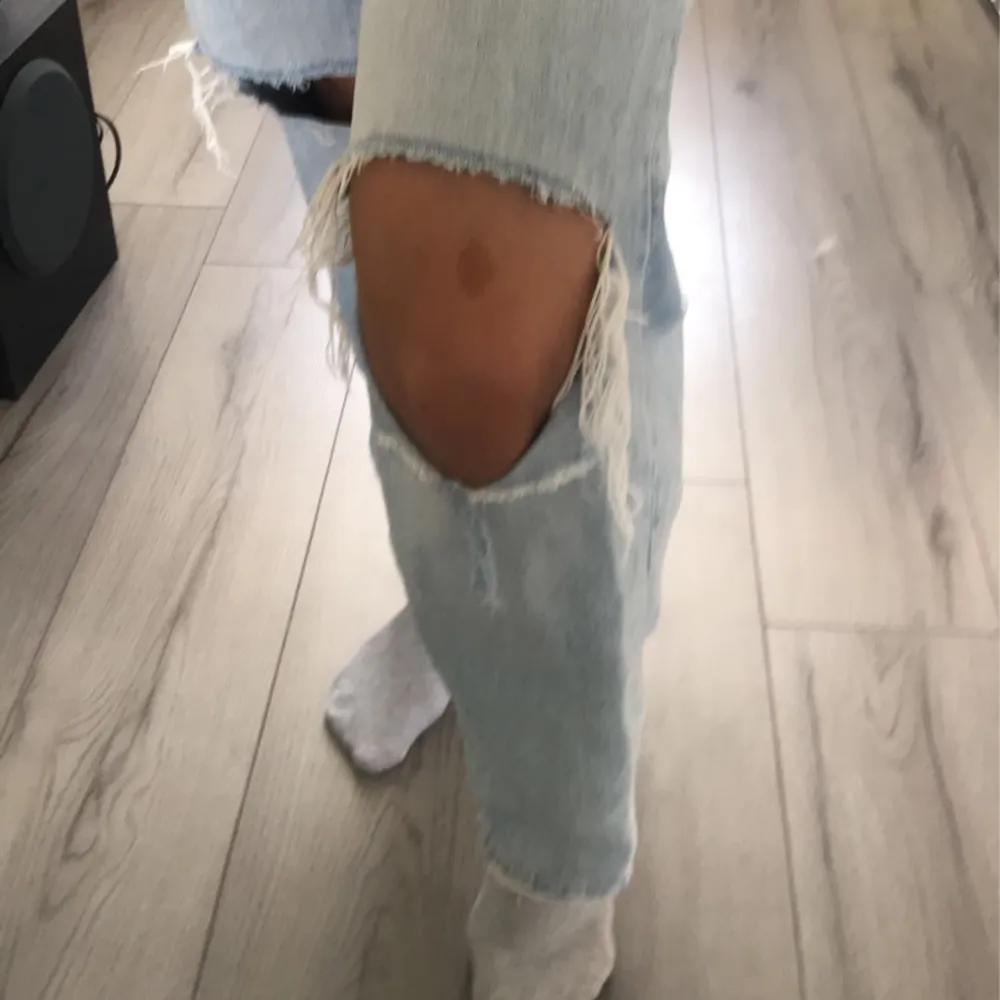 Håliga jeans från Gina tricot som är i storlek 32, det finns inga stundliga skador. Och dem är i bra skick💗. Jeans & Byxor.