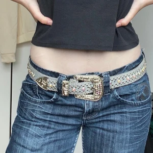 Rhinestone bälte - Sjukt snyggt rhinestone bälte i läder med metall fästen. Skärpet är i väldigt bra skick. Hör gärna av dig vid intresse!😊