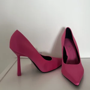 Klackskor  - Helt nya klackskor. Klackhöjd cirka 9,5 cm
