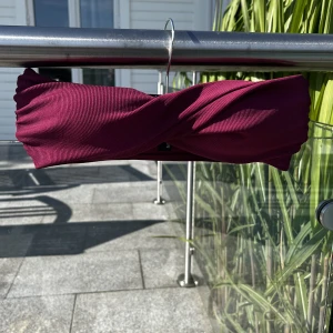 Vinröd bandeau bikini - Aldrig använd, endast testad jättefin bandeau bikini. Köpt på asos. Storlek 36 men jag upplever den lite mindre i storleken 💗
