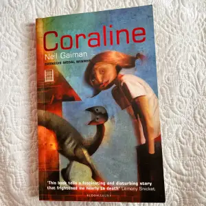 Säljer boken Coraline av Neil Gaiman på engelska.💞