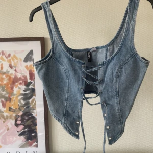 Korsett topp DENIM - Korsett topp i denim, oanvänd. Så snyggt att ha till ett par jeans 💙