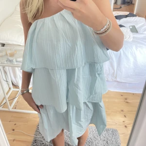 Volangklänning - Säljer denna så fina ljusblå Volangklänning. Hör av dig vid frågor eller intresse!😇