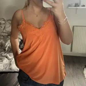 Säljer mitt orangea linne med spets detalj, linnet är inte alls så neon som det ser ut på bilden. Perfekt nu till sommaren. Aldrig använt och pris kan absolut diskuteras💞
