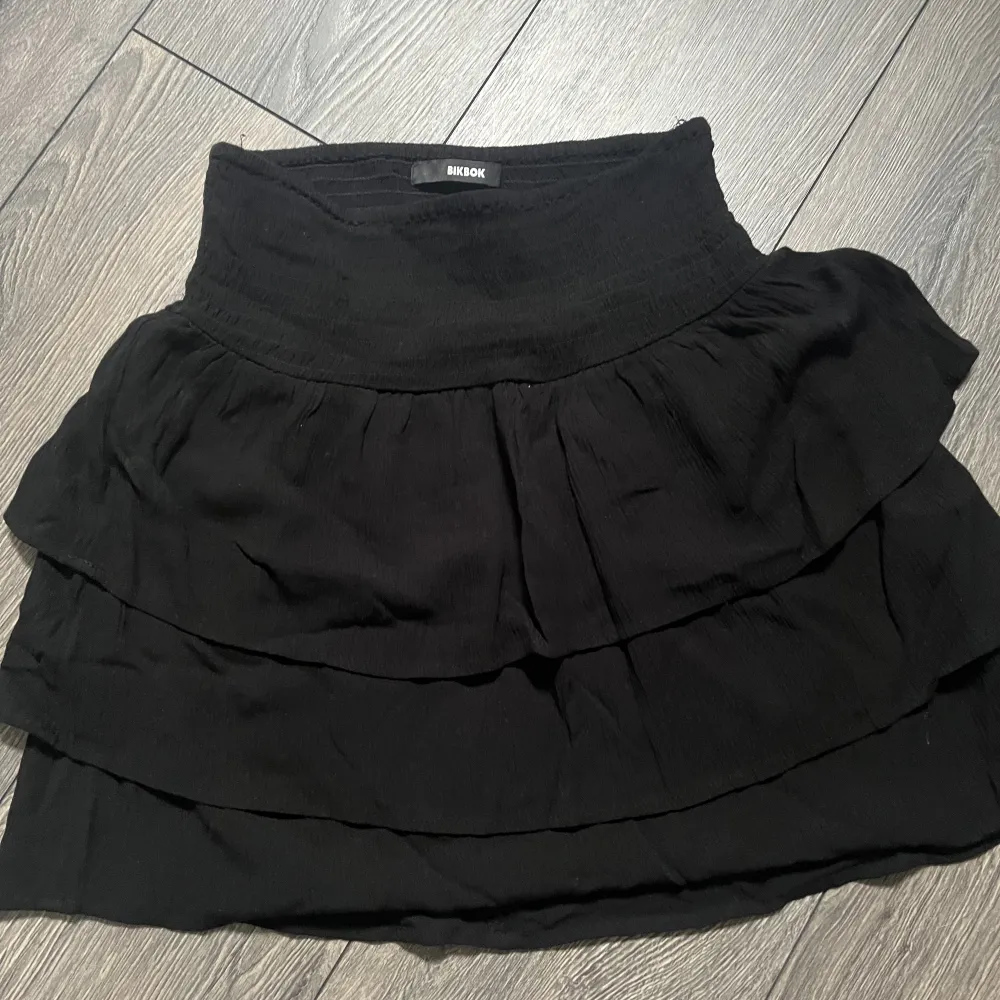 Säljer denna söta svarta volang kjolen. Säljer då den inte kommer till mycket användning. Den kan även användas som topp. 💞. Kjolar.