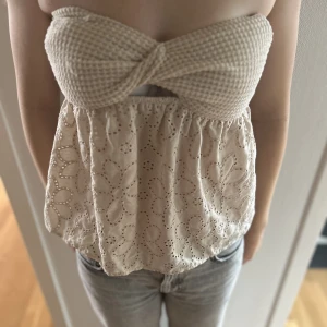Topp  - En vit topp som passar bra till allt i storlek s!