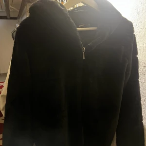 Vårjacka  - Denna fluffiga jacka har använts 1 gång, så är som ny, sista bilden ser ni materialet. Har fickor på framsidan som va svårt och få med på bild. Hör av er vid frågor eller mer bilder 🩷🌸