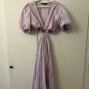 Maxiklänning  - Jättefin lila långklänning från zara med broderi och öppen rygg med delning framtill. Fler bilder går att få privat:) frakt ingår ej i pris