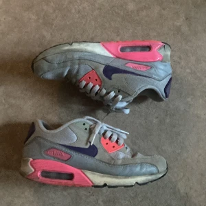 Nike Air Max skor  - Säljer ett par Nike air Max skor i storlek 38. Pris kan diskuteras