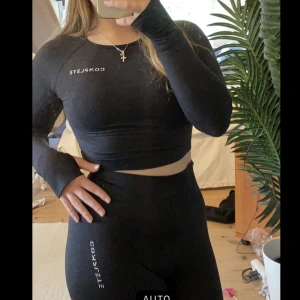 Complete tränings set - Jätte skönt träningset från complete clothing som inte används. Nypris är 699kr. Skriv för bättre bilder💕