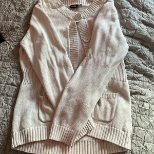 Kofta från isolde - Jag säljer den för att den inte andvänds. Stoleken är L skriv om ni har frågor!