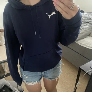 Puma hoodie - Säljer min marinblåa/mörkblåa puma hoodie för att den ej kommer till användning (andvänd ett fåtal gånger!)💙🩵