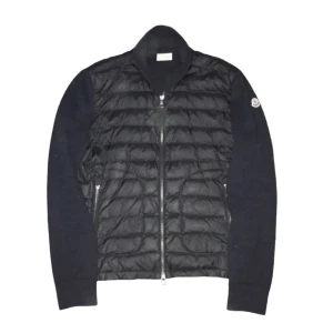 Moncler cardigan  - Extemt fint skick skriv om ni vill ha fler bilder eller har frågor !
