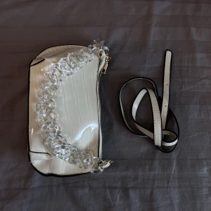 VÄSKA - Superfin väska i perfekt skick. Axelband tillkommer.  