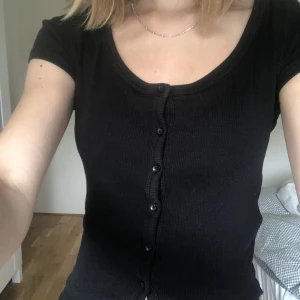 Svart linne - Använd. Köpt för ca 2 år sedan från Gina Tricot. Är i storleken xs. 
