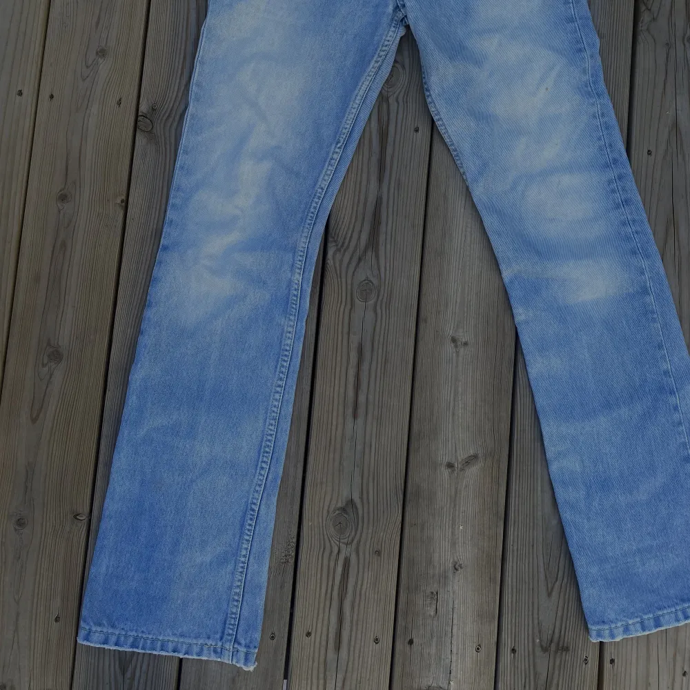 Skitsnygga jeans från Lee. Så konstig kvalité på bilderna men jeansen är såå snygga! Storlek 36!🌼. Jeans & Byxor.