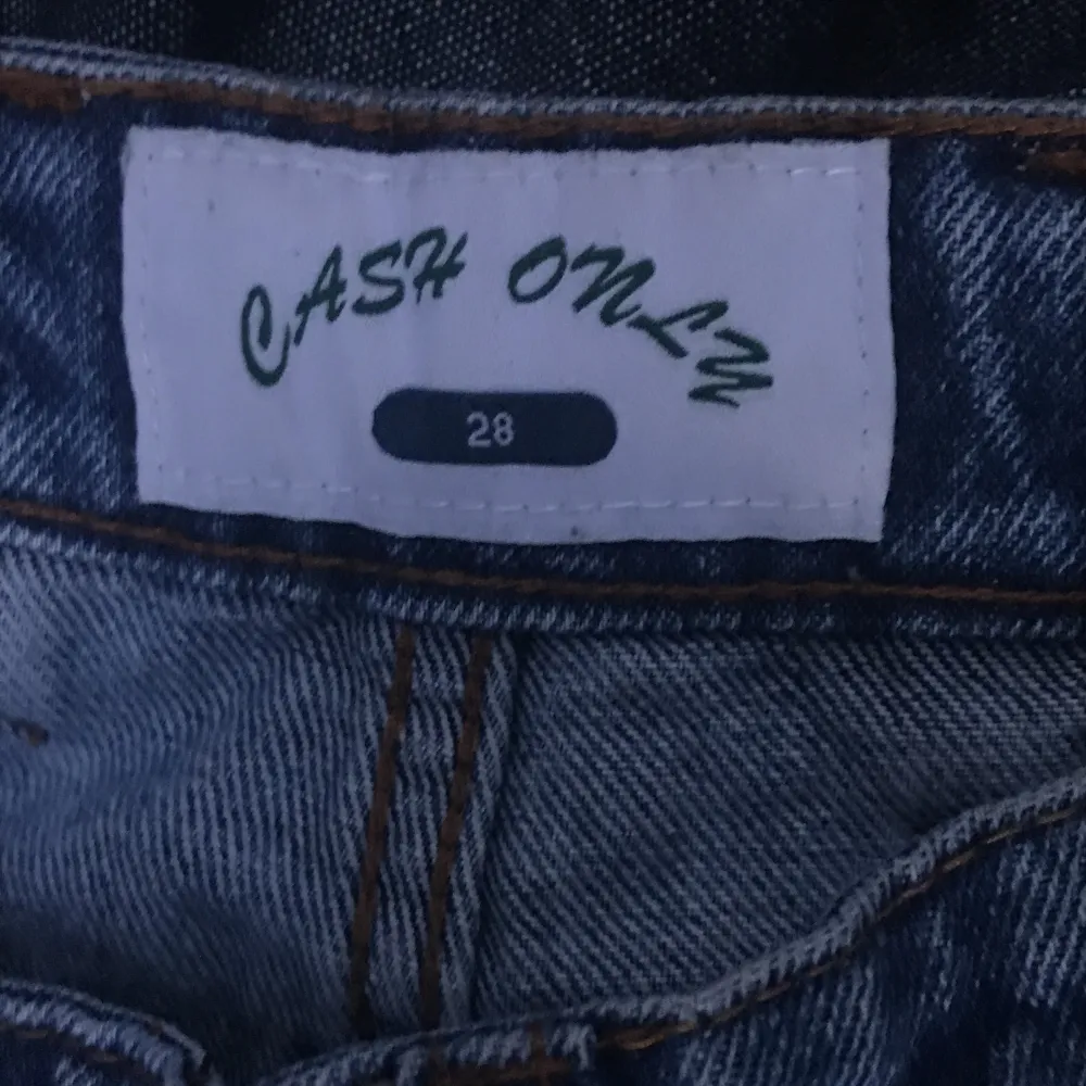 Ett par baggy Cash Only jeans. Dom är helt nya har aldrig använt dom bara testa dom en gång. Passformen är som på S big boys. Priset kan diskuteras vid en snabb affär. Kän dig fri att fråga om du har några frågor. Seljer dom för dom var för stora😁💸. Jeans & Byxor.