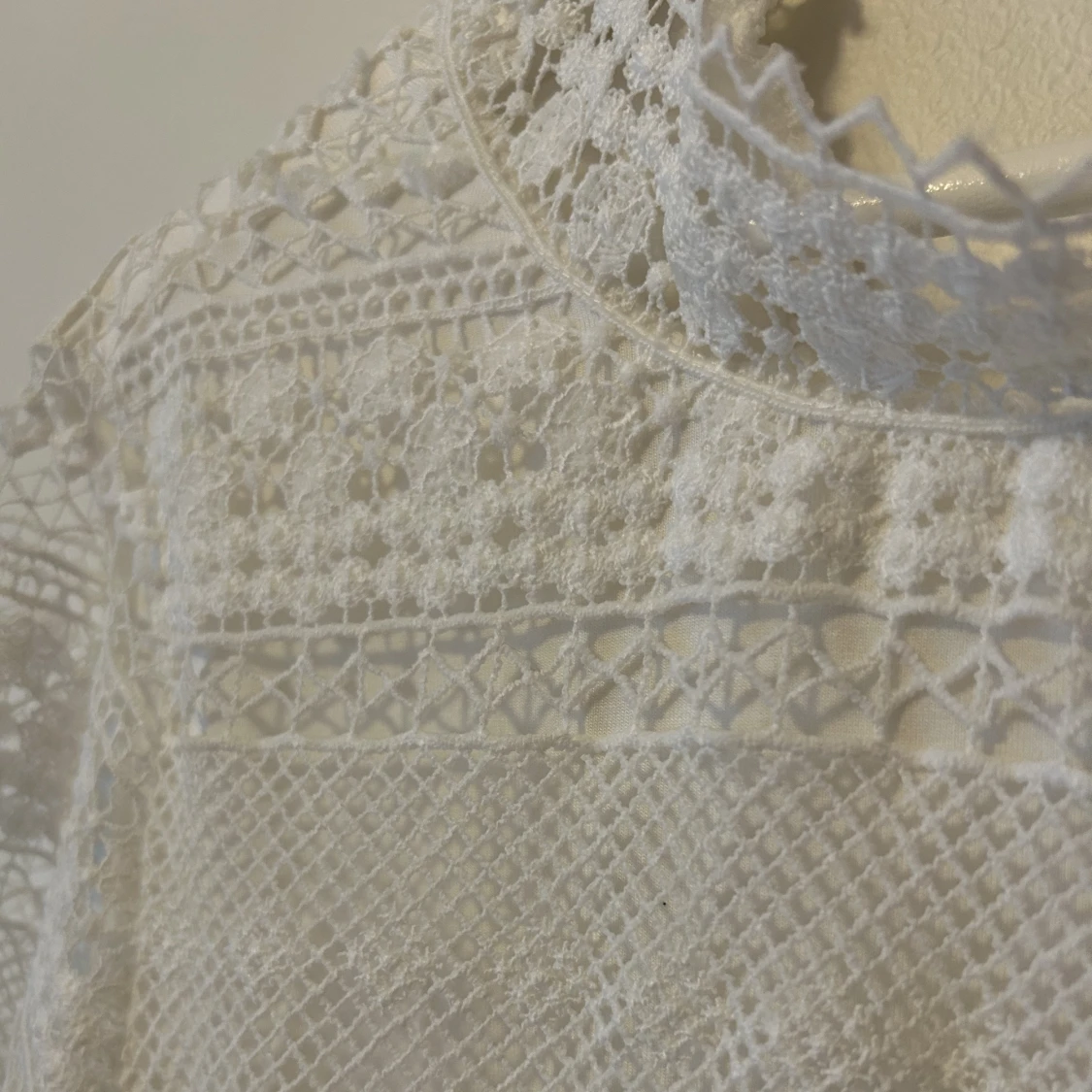 Wow-faktor på denna vita topp! 🤩🤍 - 90