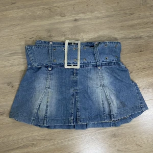 Jeanskjol - Kort jeanskjol i storlek s. Köpt här på Plick men var för stor för mig. Säljer vidare för 250 kr plus frakt. 💖
