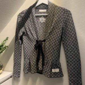 Odd Molly Kofta - Svartvit Odd Molly kofta med knytning framtill i bra skick😊