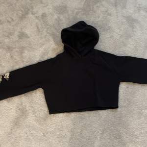 Kroppad svart hoodie med tryck på ärmarna, starta vid 80 kr men kan förhandlas💕