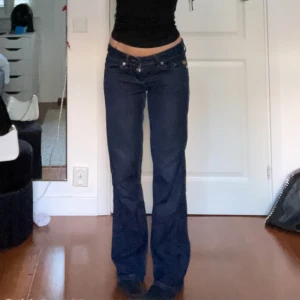 Lågmidjade vintage jeans - Säljer dessa lågmidjade vintage jeans g-star. ❤️ Går att spänna åt i midjan (se bild 2). Innerbenslängden är 78 och midjemåttet 37-36. Bootcut modell. Köpare står för frakt! ❤️