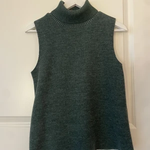 Väst från Zara💚 - Super fin väst från zara med polokrage som knappt är använd💚pris kan diskuteras 