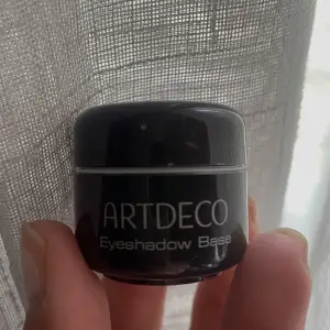 Eyeshadow base från artdeco. Använd två ggr med pensel. 