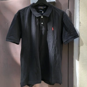 Ralph Lauren  - Säljer denna Piké från Ralph Lauren. Prislappen är kvar och tröjan är helt oanvänd. Nypris ligger på 1200 kr. Priset kan diskuteras vid snabb affär. Hör av er vid frågor och funderingar! 